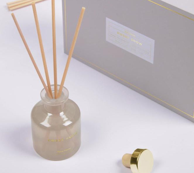 Sweet Snow Scented Candle & Diffuser Box